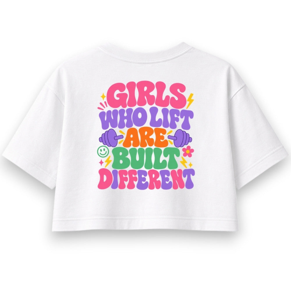 Girls Who Lift Are Built Different Oversize Crop Top Weiß