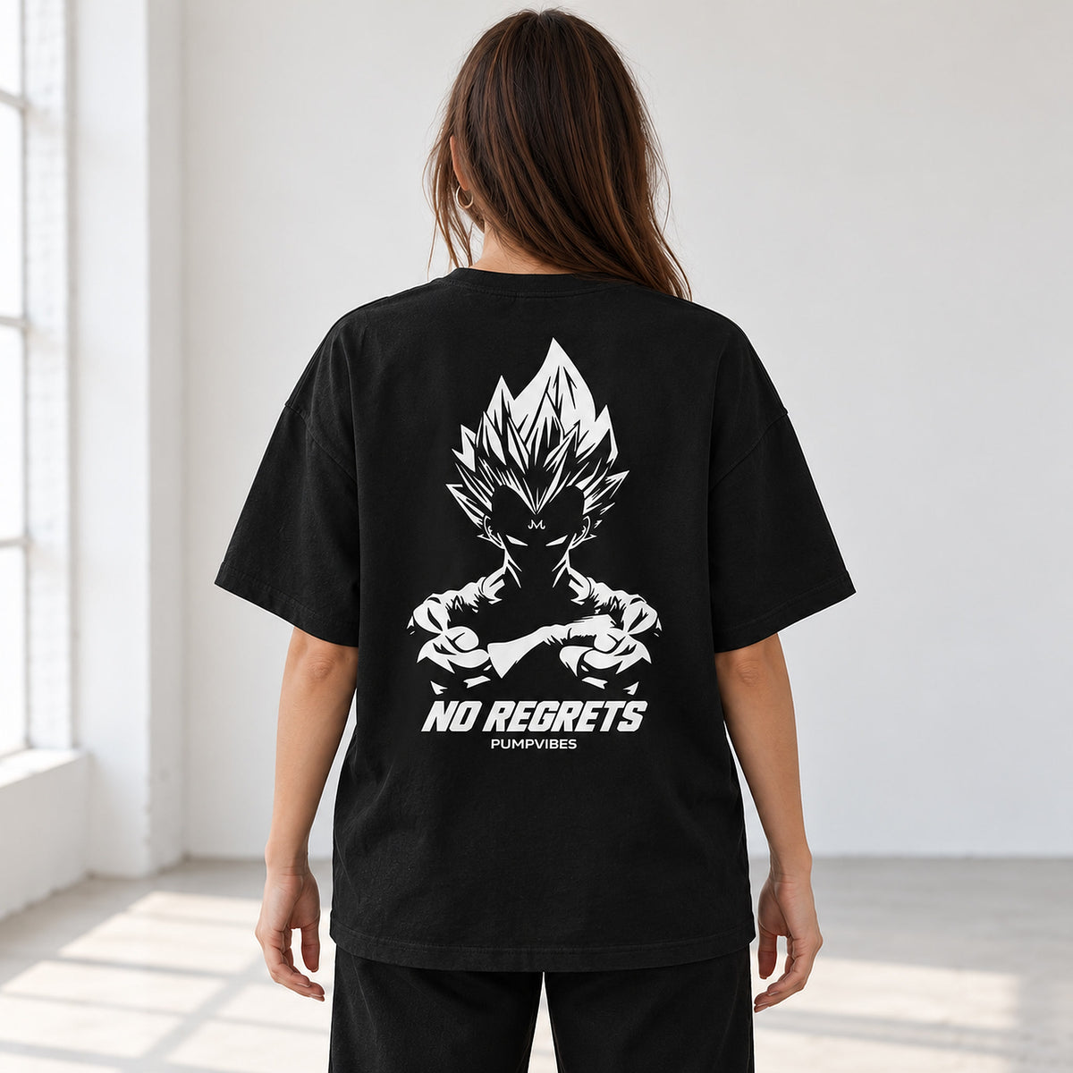 No Regrets Oversize Shirt Schwarz Backprint Model Frau