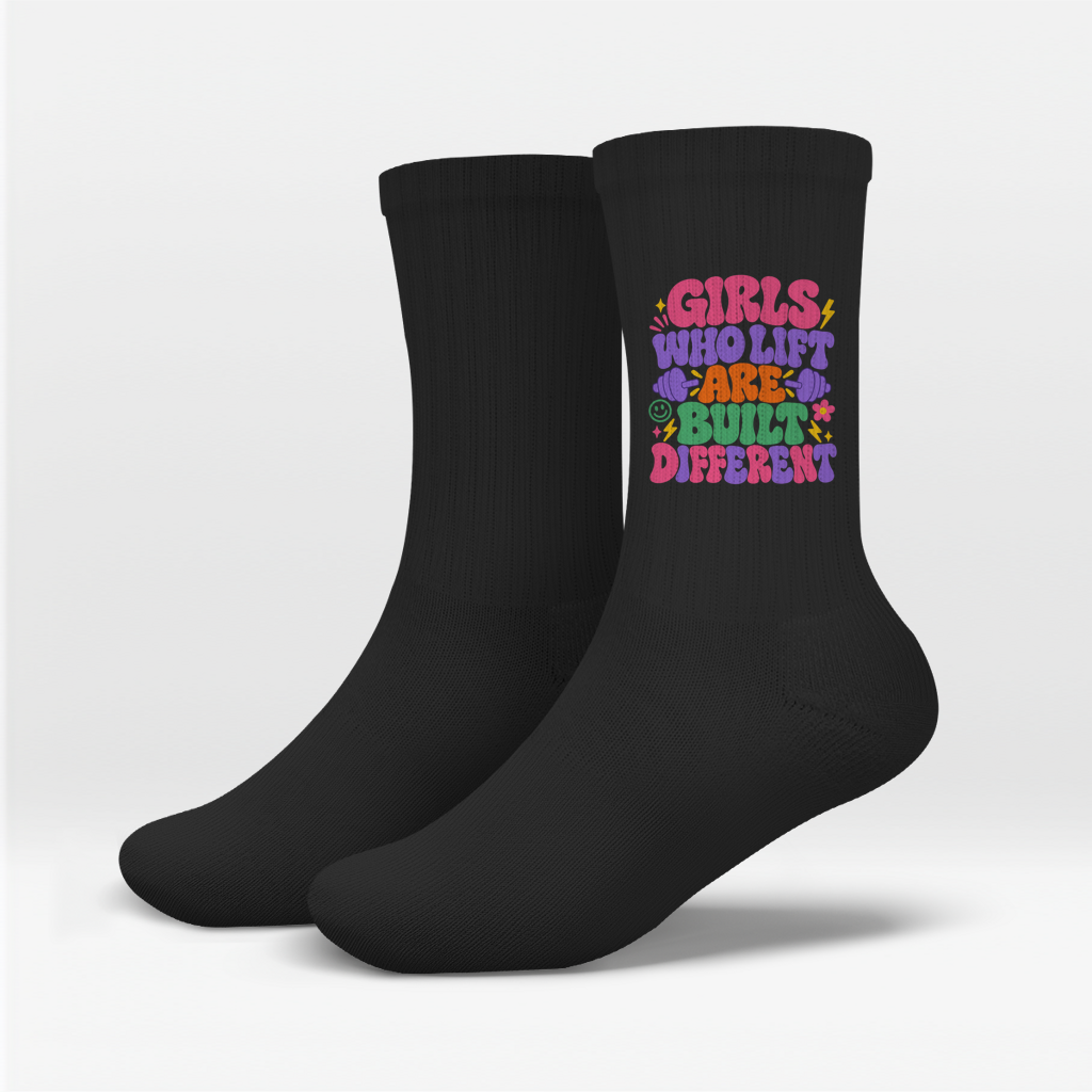 Girls Who Lift Are Built Different Crew Socken Schwarz
