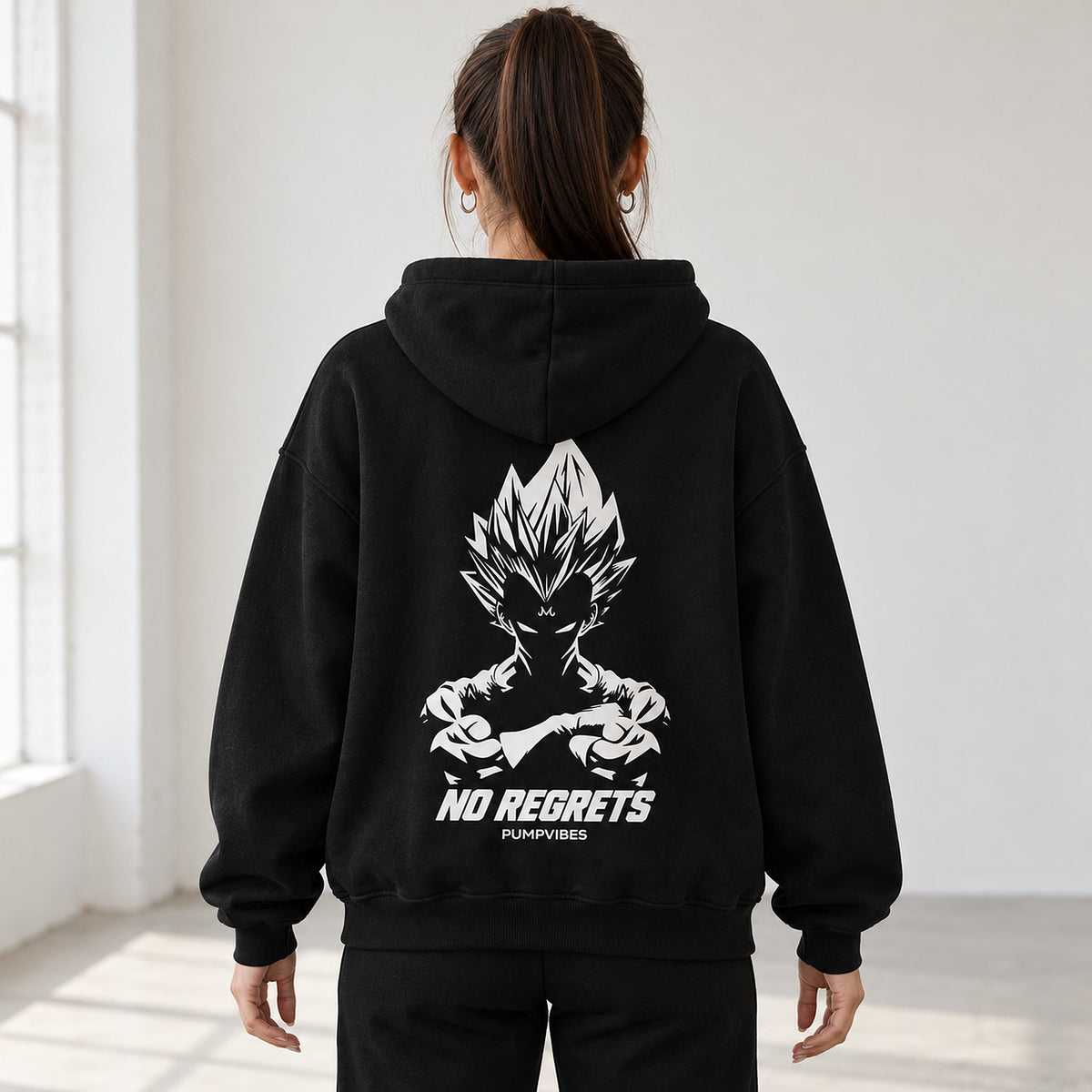 No Regrets Oversize Hoodie Schwarz Backprint Model Frau